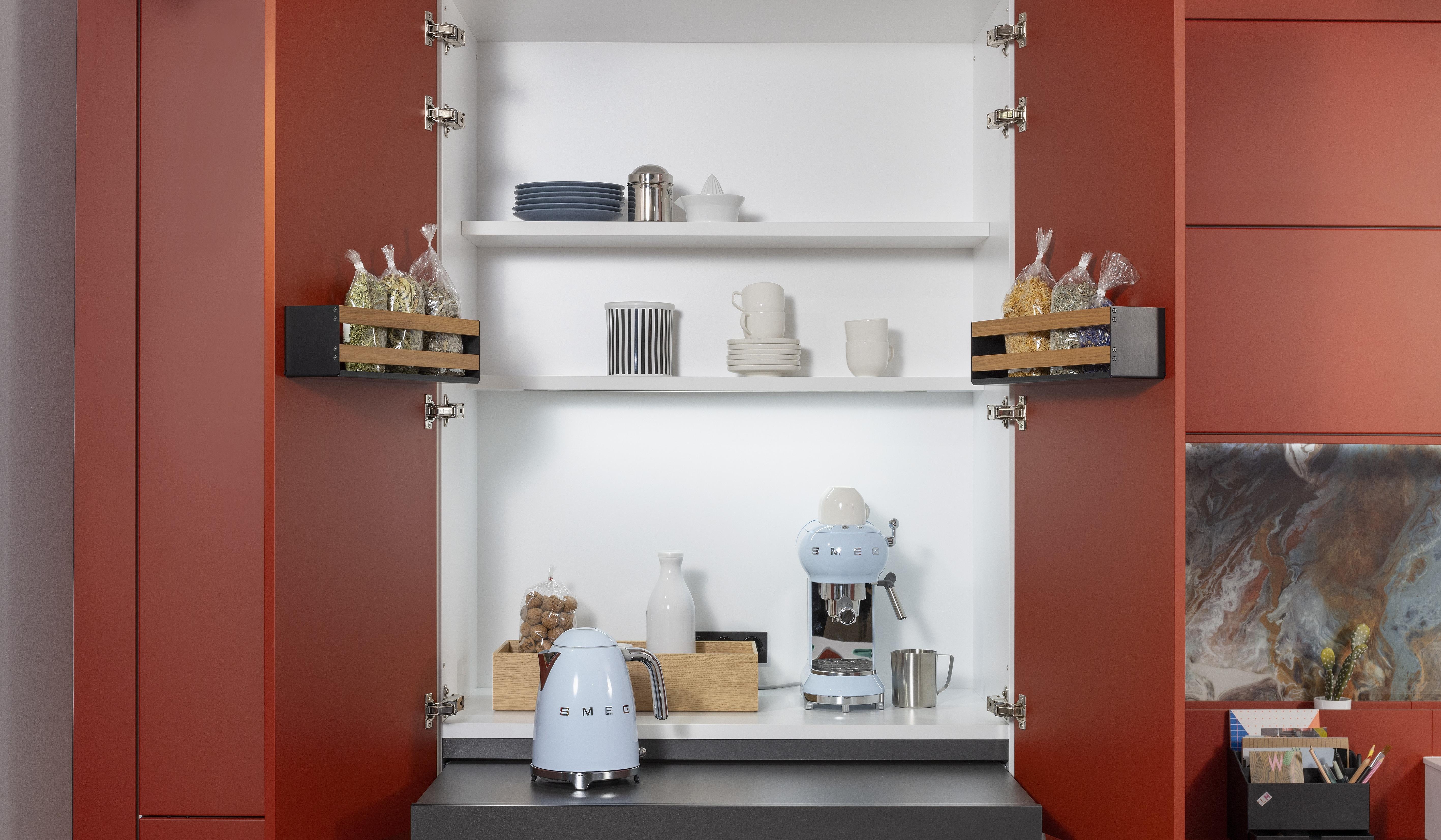 APL: Systeme Blanco Zeus matt Front: Herbstrot samtmatt AFP Front: Tiefblau samtmatt AFP Korpus: Kristallweiß/Naturweiß Griff: Metall Weiß lackiert Geräte: Siemens, Abzugshaube Airforce Armatur: Franke Spüle: Franke   Features: Farbe in der Küche, quadratische Kücheninsel mit Kochfeld und Dunstabzug, Kontrastelemente in Weiß (Griffe, APL, Spüle, Wasserhahn und Backofen), weißer BACKOFEN, kleine Designküche, junge Küche, Nischenrückwand als Motivfliese (Schüller), Arbeitsplatz, „versteckte“ Kaffeeküche 