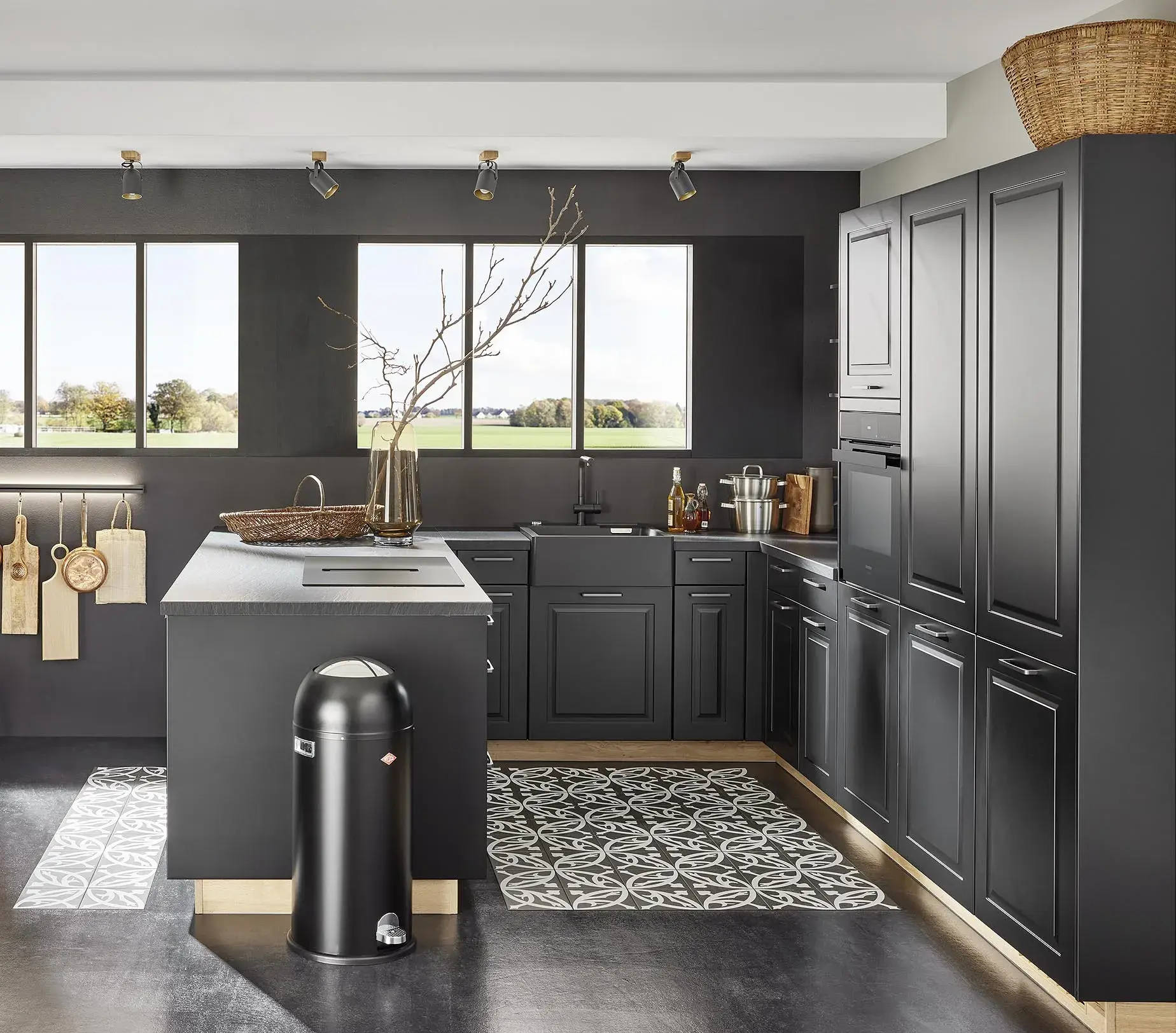 NOBILIA Sylt schwarz mit Siemens Geräten - Wesco Mülleimer vorne an in schwarz