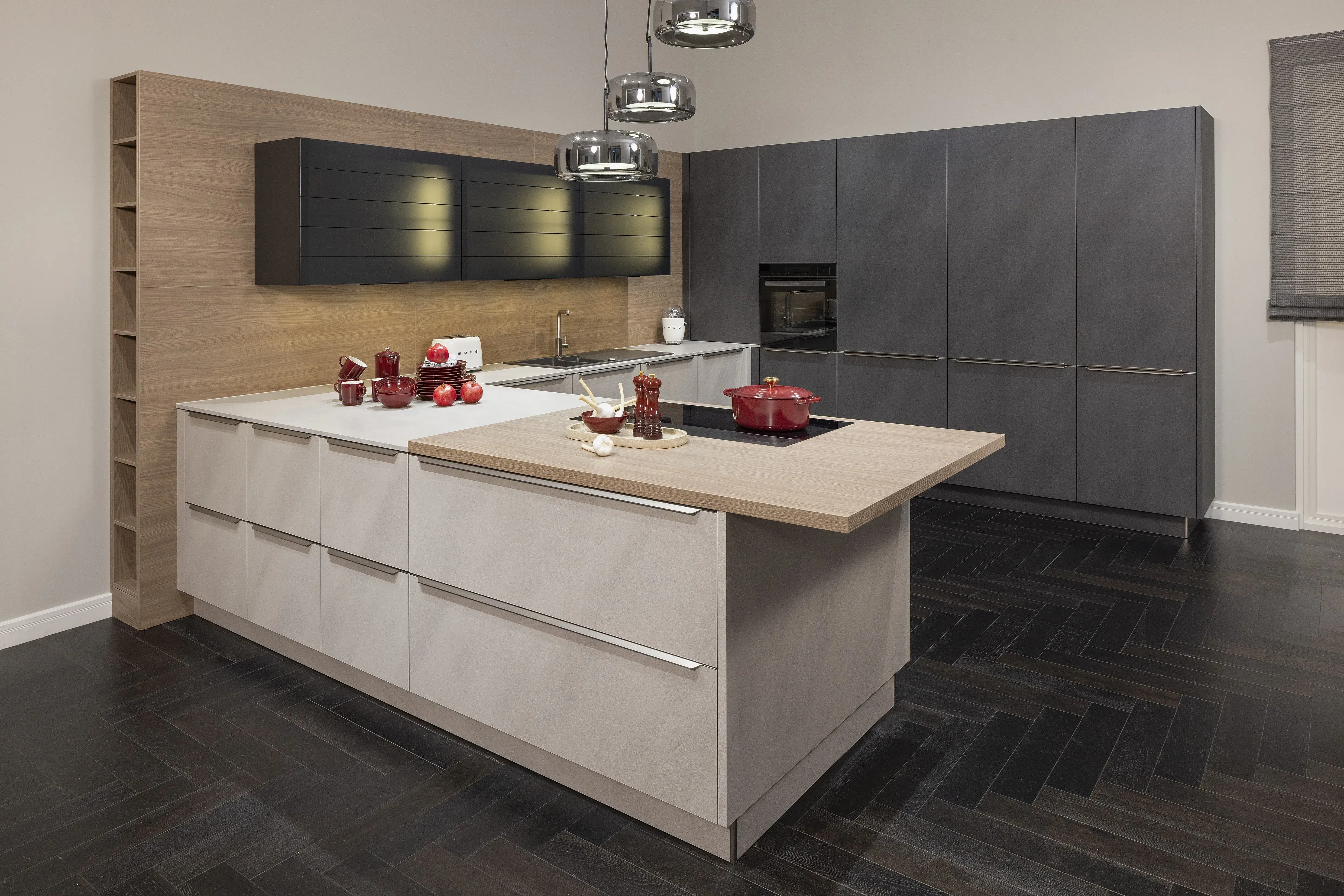 APL: 151 Zement-hell Repro 16 mm + 155 Luxor-braun Repro 40 mm   Front: AV 2010 Zement-hell und Zement-dunkel, Melaminharzbeschichtung (PUResist, PURemission) Korpus: 4059 Titan Griff: Griffleiste Edelstahlfarben Geräte: Blaupunkt Armatur: Gessi Spüle: Systemceram  Features: Oberschränke Lamellen Glas schwarz elektrisch, Planung in 75 cm der Hochschränke – sich hinter einer Tür ein 70er Kühlschrank befindet, neue Edelstahl Griffleiste