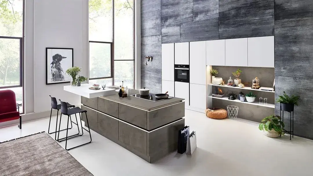 moderne hochwertige Nolte-Küche in weiß und mit Beton-Akzenten