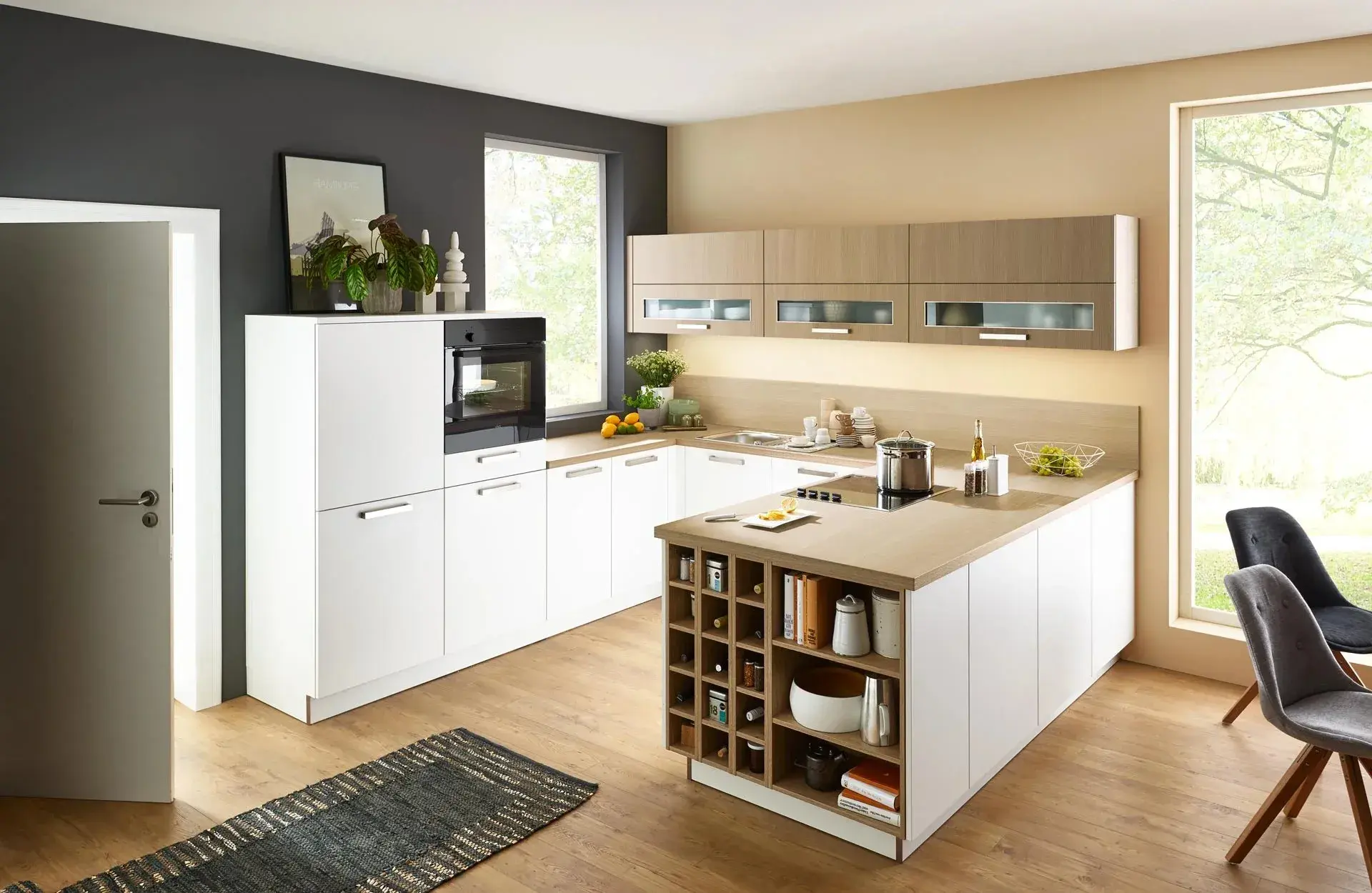 moderne Nolte-Küche in weiß und mit Holzakzenten